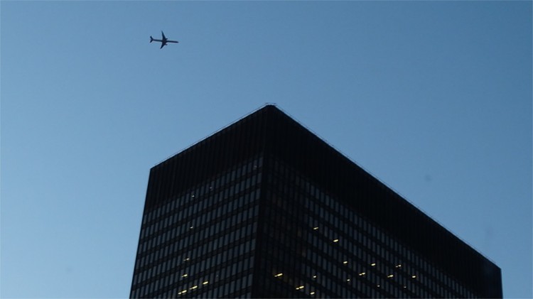 An aircraft against the IBM building in Chicago